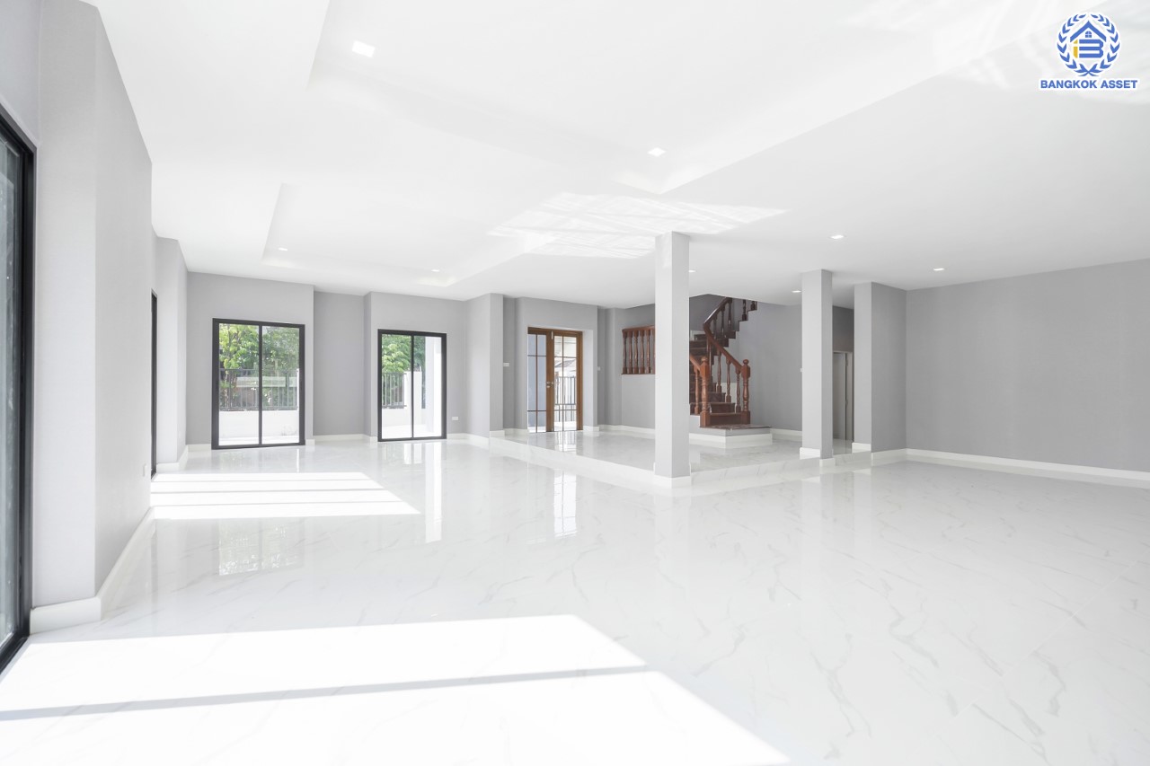 คฤหาสน์มือสองตกแต่งใหม่ โครงการ อักษรา พุทธมณฑลสาย3-บรมราชชนนี ตกแต่งหรูหรา เนื้อที่ 147 ตร.ว. พื้นที่ใช้สอยมากถึง 455 ตร.ม.!! ฟังก์ชันจัดเต็ม 4 ห้องนอนขนาดใหญ่ 5 ห้องน้ำ 1 ห้องแม่บ้าน จอดรถได้ 2 คัน พร้อมพื้นที่สนามหญ้าด้านข้างกว้างถึง 240 ตร.ม. บนทำเลเชื่อมต่อหลายเส้นทาง ใกล้เซ็นทรัลศาลายา, ม.มหิดล ทางคู่ขนานลอยฟ้าบรมราชชนนี และรายล้อมด้วยสิ่งอำนวยความสะดวกครบ!